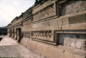Hofmauer mit gemustertem Steinwerk